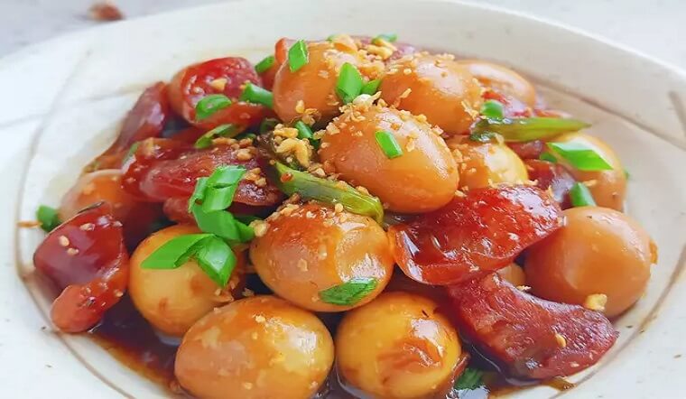 Cách làm lạp xưởng kho trứng cút ngon nhất