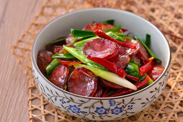 Lạp Xưởng Xào Tỏi Tây Ngon Ngất Ngây